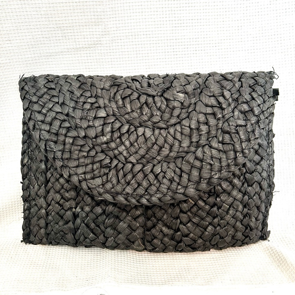 Black straw clutch✨